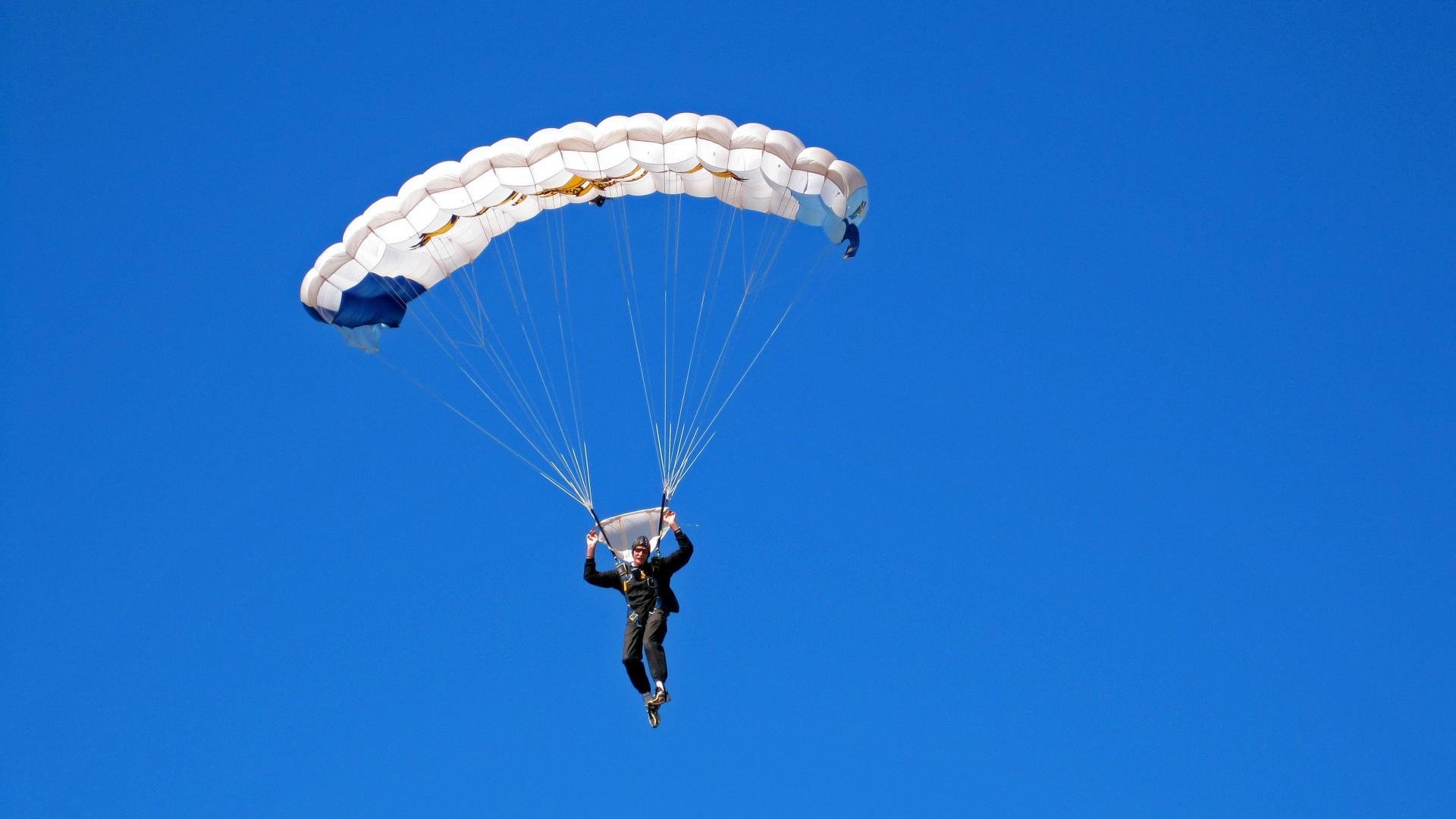 -“萨尔·巴赫：南非橄榄球未来的希望，冠军梦的追求”