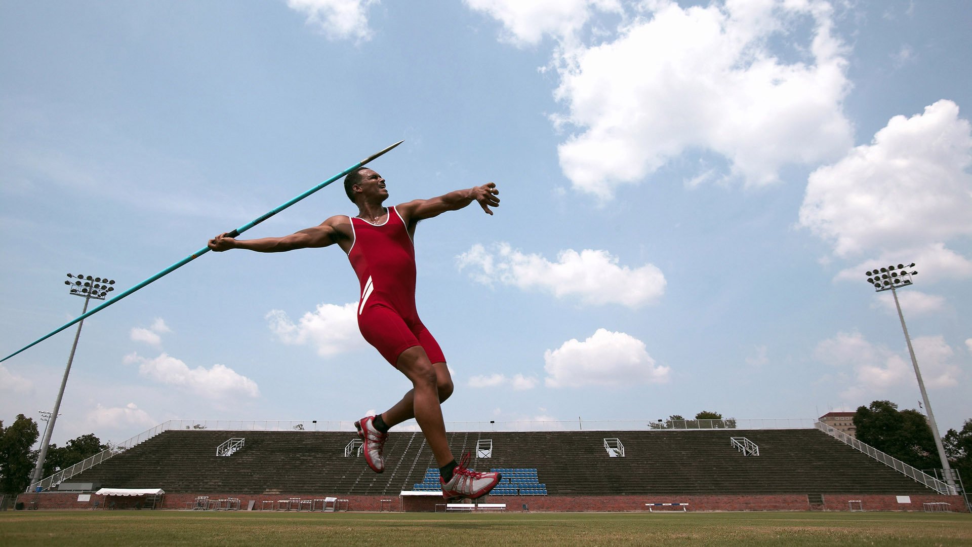 “英超争冠激战正酣，胜负瞬息万变”，“英超”